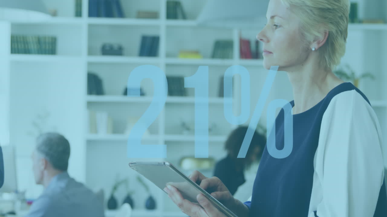 사무실에서 디지털 태블릿을 사용하는 사려 깊은 백인 여성에 대한 증가하는 비율의 애니메이션