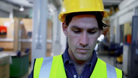 Trabajador-Masculino-Usando-Tableta-Digital-En-La-Estación-Solar-4k