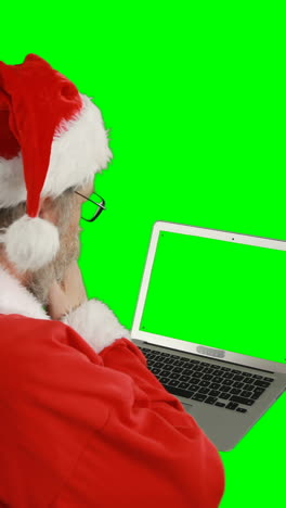 santa claus usando su computadora portátil