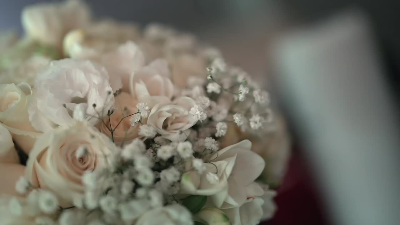 Mazzo di fiori nuziale delicato con rose e fiori vivaci delicati