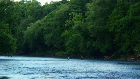 Zwei-Personen,-Die-Den-Fluss-Hinunter-Fischen