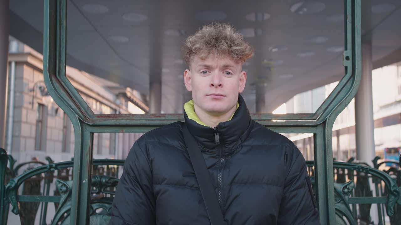 버스 정류장에서 기다리는 남자