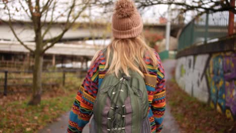 mujer con ropa colorida caminando por la zona urbana de bristol, reino unido