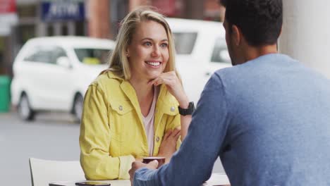 pareja caucásica disfrutando de un café en la terraza