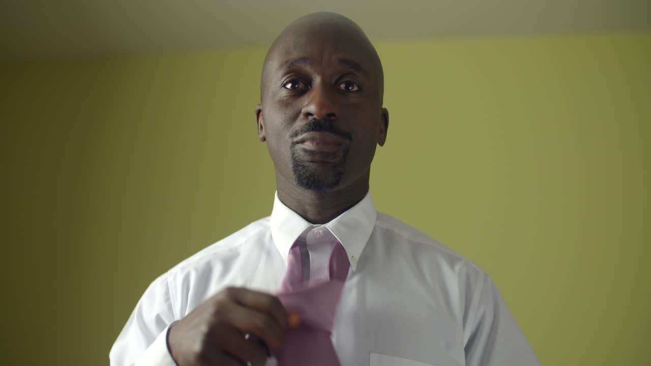 넥타이를 매는 남자