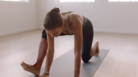 hermosa mujer de yoga practicando pose de perro boca abajo de tres patas disfrutando de un estilo de vida físico haciendo ejercicio en el estudio estirando entrenamiento corporal flexible meditación matutina en una colchoneta de ejercicios