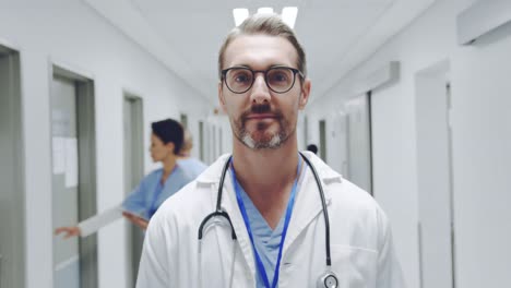 arzt im krankenhausflur lächelt zur kamera 4k