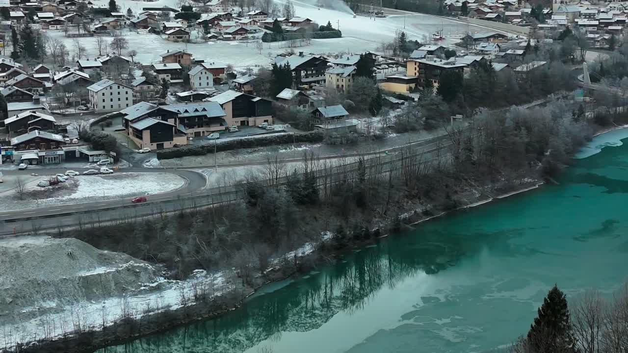 4K-videos med drönare som fångar staden Les Houches, Frankrike, med en stilla sjö och omgivande alpin natur