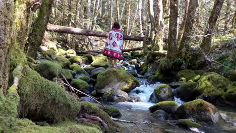 Chamán---Sangoma-En-Cascada-Haciendo-Ceremonia-De-Agua-En-El-Bosque-Nacional-Olímpico,-Estado-De-Washington