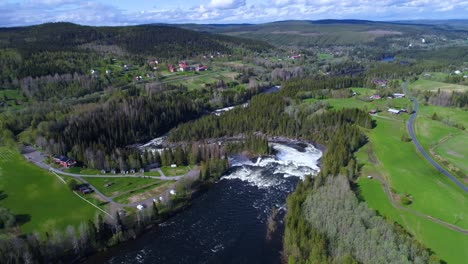 la cascada de ristafallet en la parte occidental de jamtland está catalogada como una de las cascadas más hermosas de suecia.