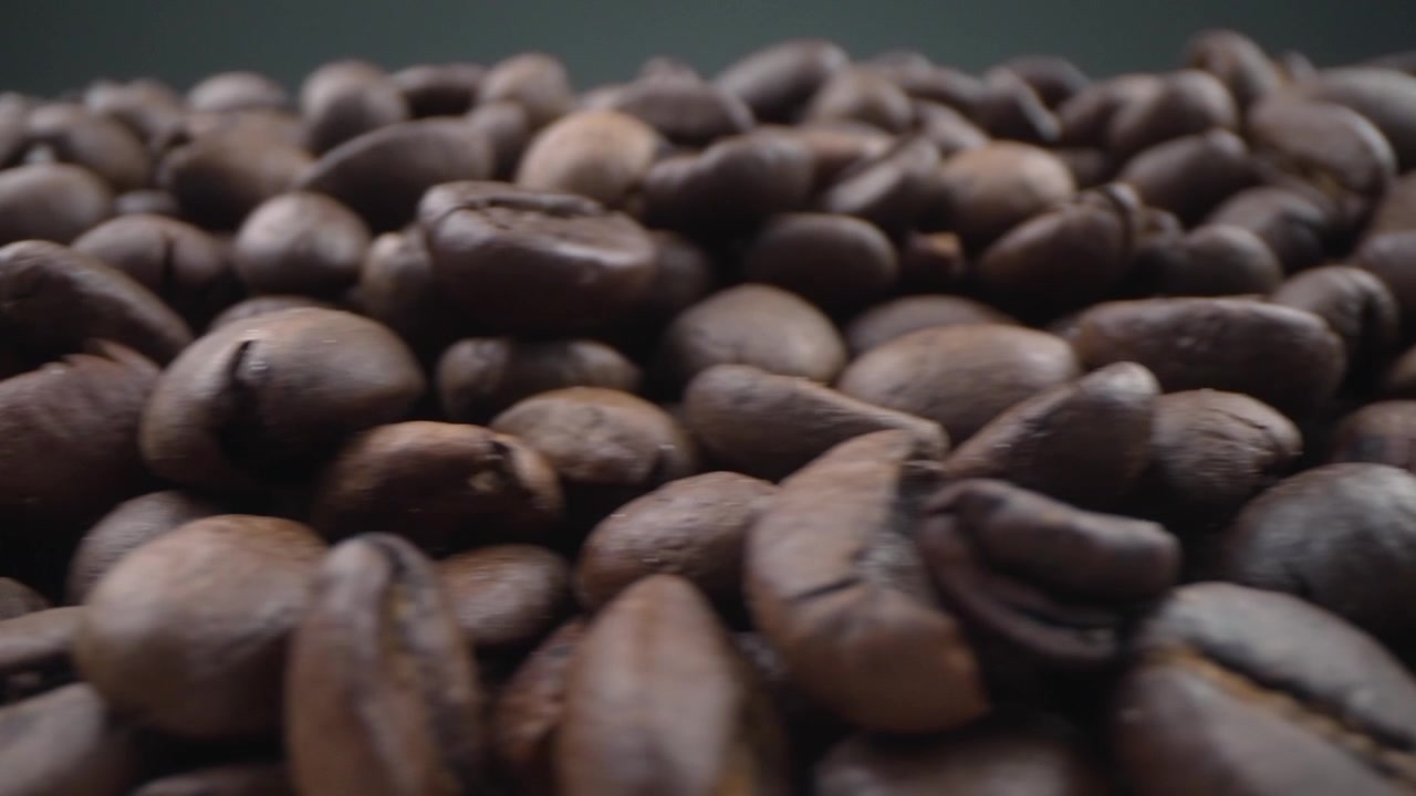 Macro scorrevole di chicchi di caffè tostati
