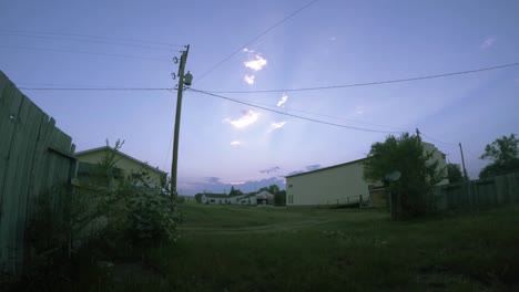 Lapso-De-Tiempo---Mirando-A-Través-De-Un-Campo-Durante-El-Día-Con-El-Sol-Detrás-De-Las-Nubes-En-Movimiento