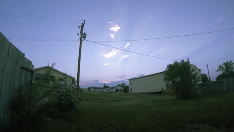 lapso de tiempo - mirando a través de un campo durante el día con el sol detrás de las nubes en movimiento