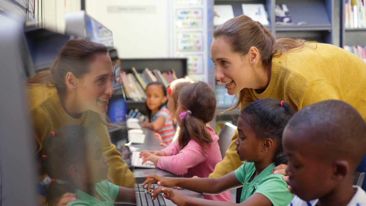 vista lateral de escolares de raza mixta estudiando en la computadora en el aula 4k