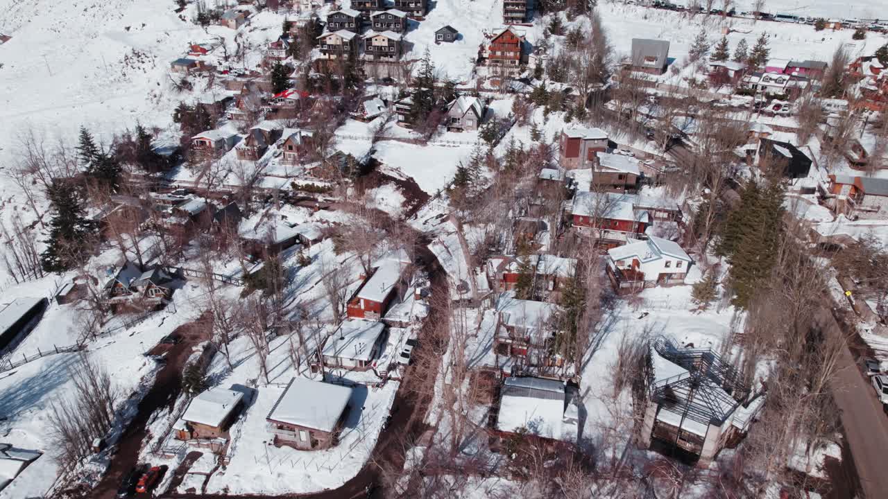 칠레 의 산티아고 근처 에 있는 파 ⁇ 로네스 스키 리조트 에 있는 눈 으로  ⁇ 인 나무 집 들 과 오두막 들 을 날아다닌다