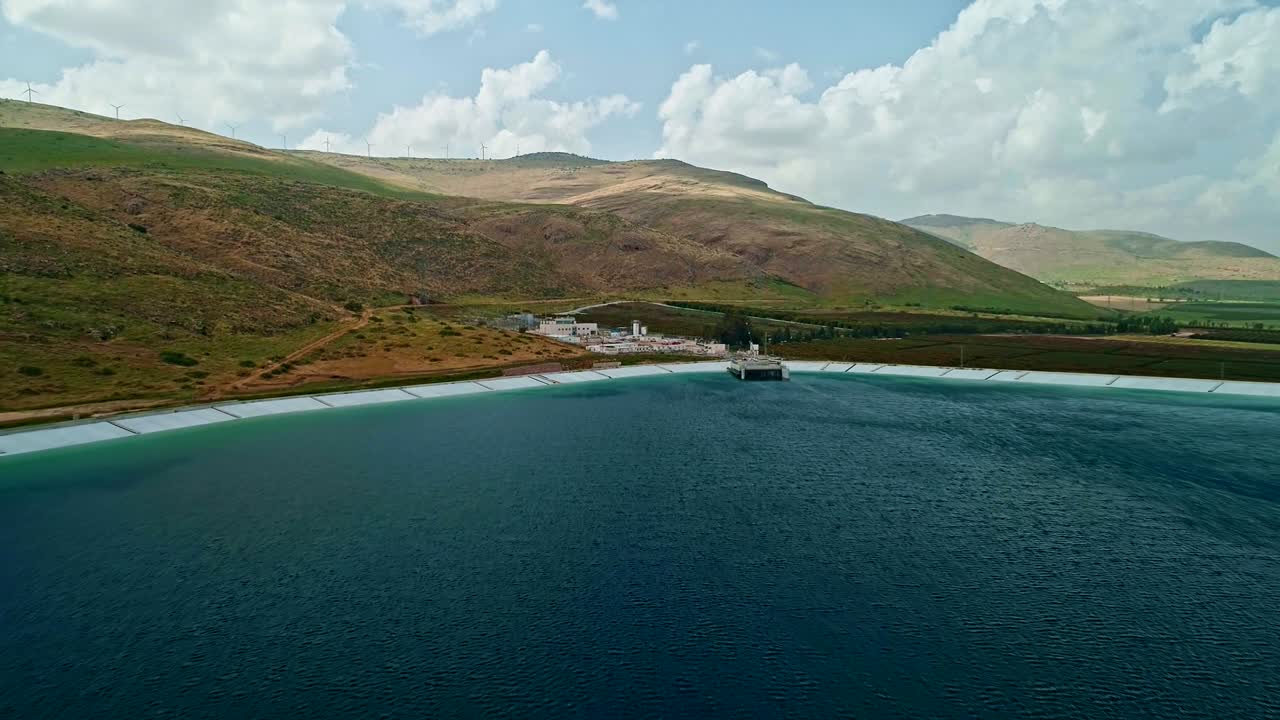 이스라엘 북부 에 있는 큰 저수지 의 공중 사진