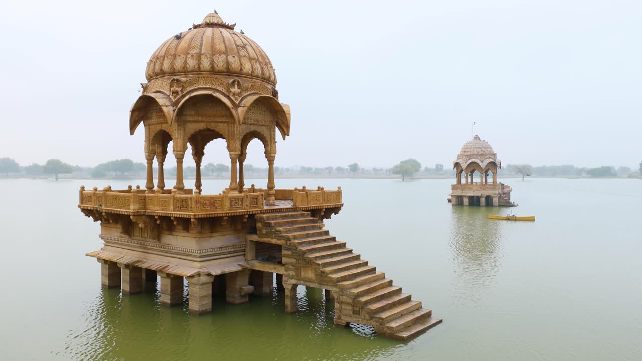el lago gadsisar jaisalmer. jaisalmer, apodada la ciudad dorada, es una ciudad en el estado indio de rajasthan.