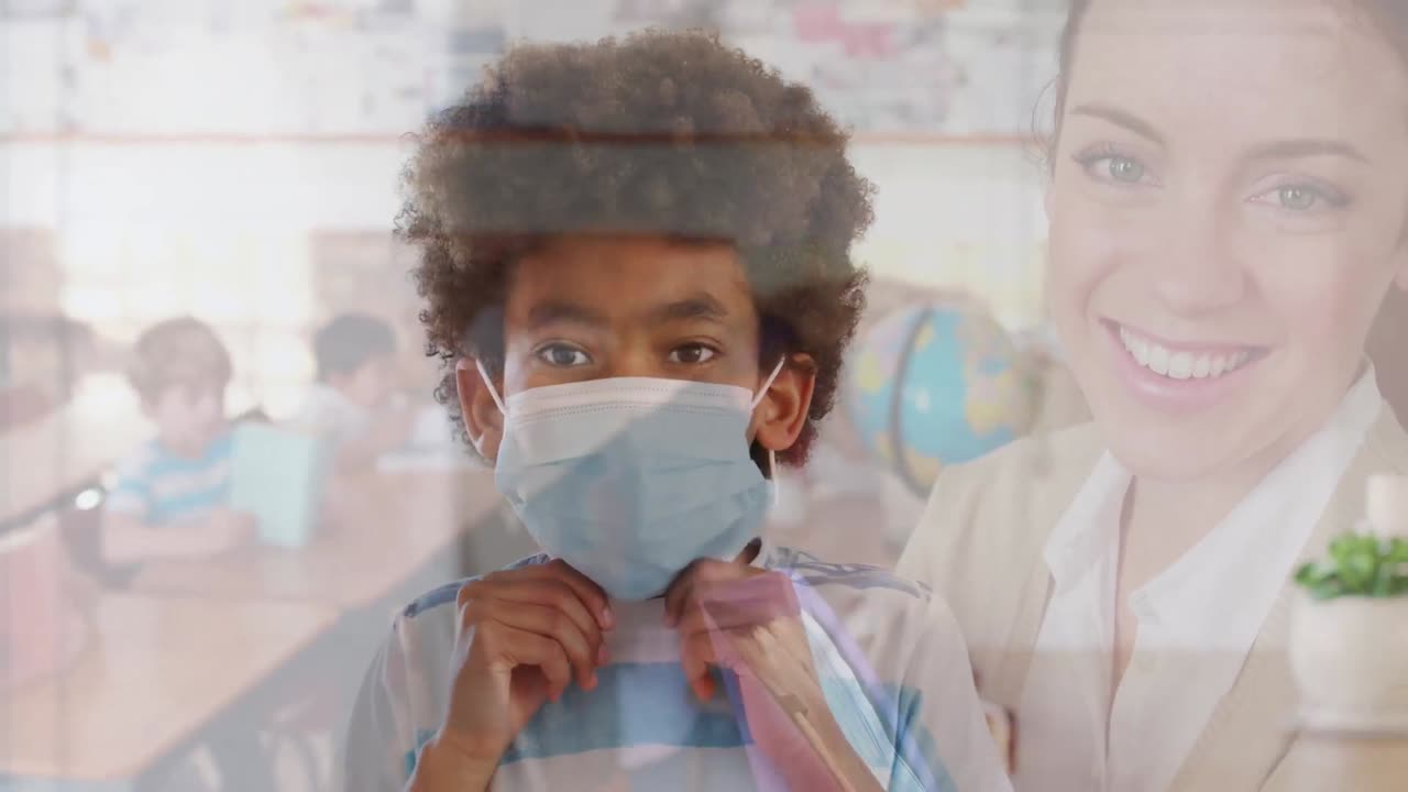 niño afroamericano con una máscara facial contra el retrato de una maestra caucásica en la escuela