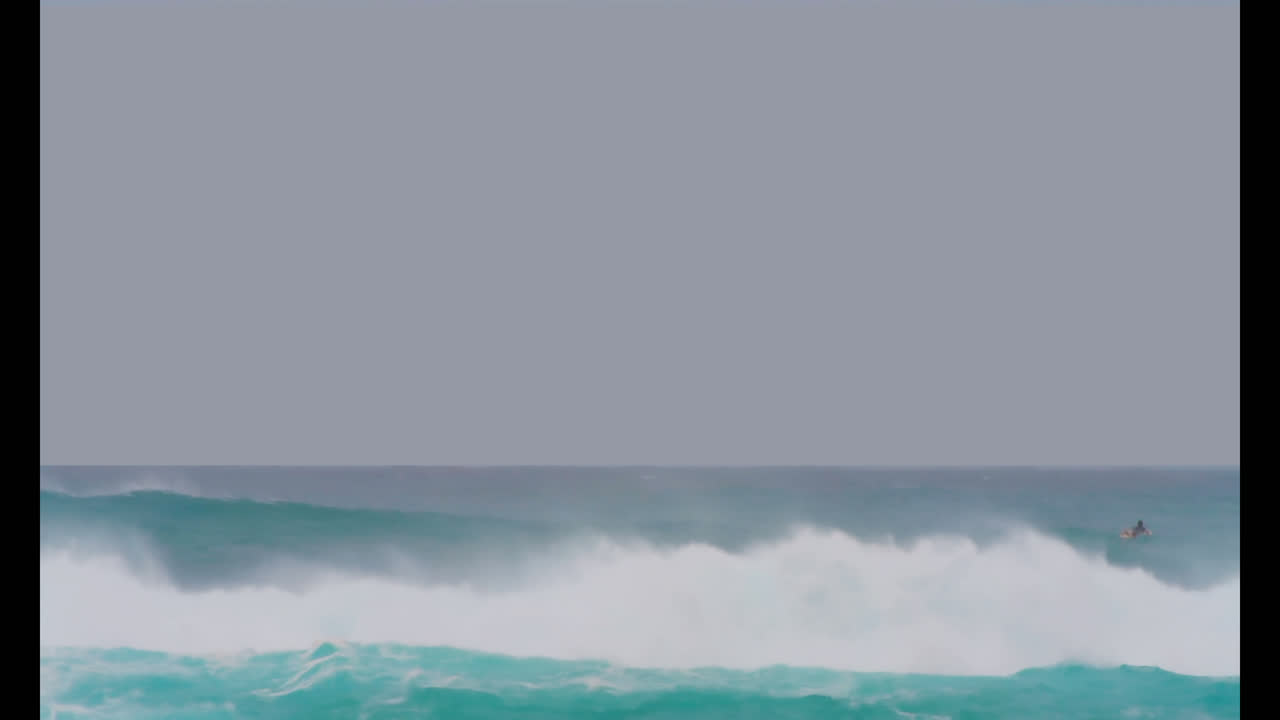 surfista surfeando en las olas del mar 4k