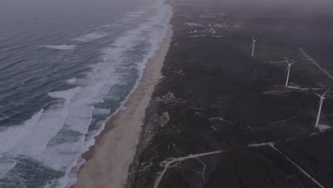 Foto-Panorámica-De-Praia-Da-Areeira-Portugal-Con-Aerogeneradores-Durante-El-Amanecer,-Antena