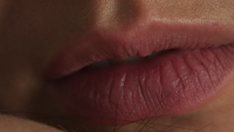 primer plano de los labios de una joven caucásica