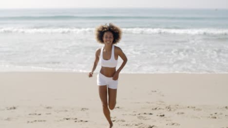 Mujer-Corriendo-En-La-Playa-Y-Saludando