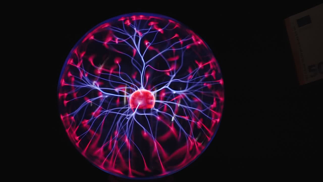 la bola de plasma redonda dentro de la habitación oscura en estonia