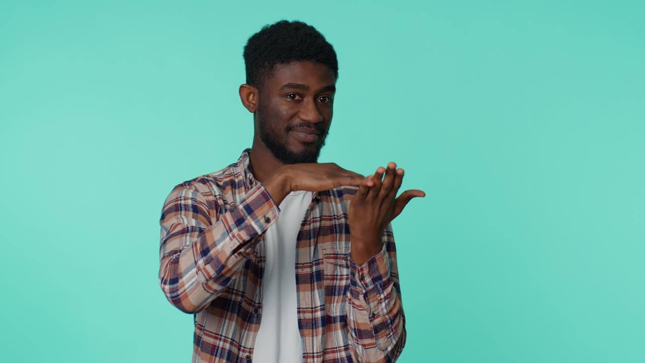 hombre rico mostrando desperdicio o tirando dinero alrededor gesto de la mano, más propinas soñando con una gran ganancia