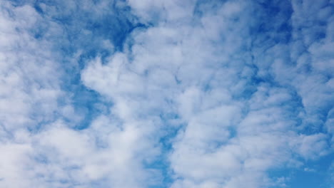 Cielo-Azul-Con-Nubes-Que-Se-Mueven-Rápidamente