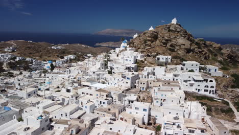 Imágenes-Aéreas-De-La-Ciudad-De-Chora,-Isla-De-Ios-En-Grecia