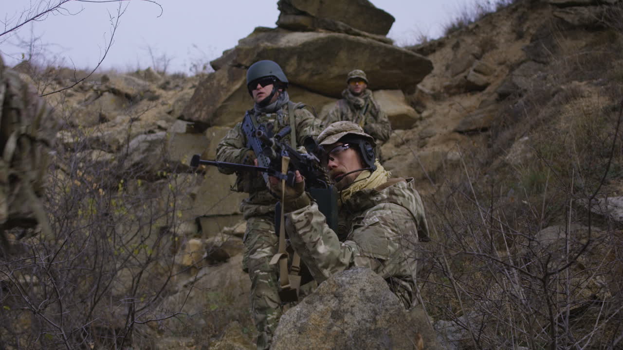 soldados en alerta máxima en terreno montañoso