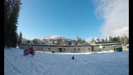 Niña-Jugando-En-La-Nieve-Durante-El-Invierno-4k