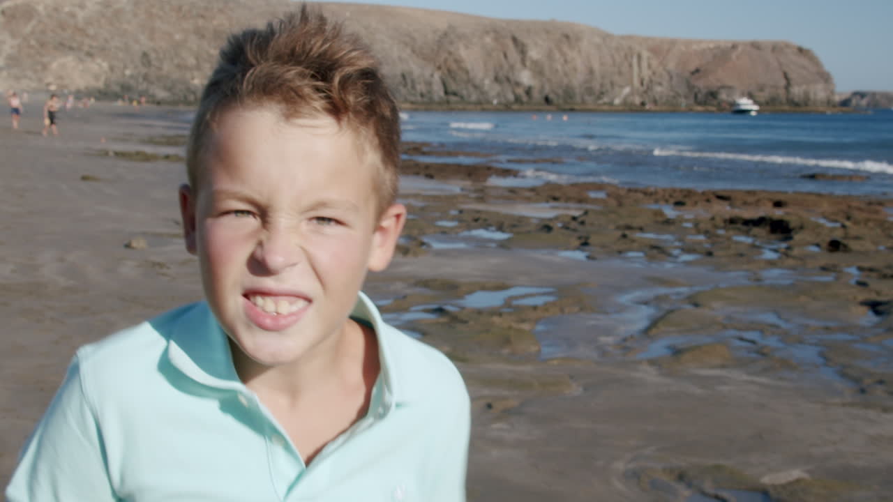 여름의 자유는 그를 행복하게 만니다.