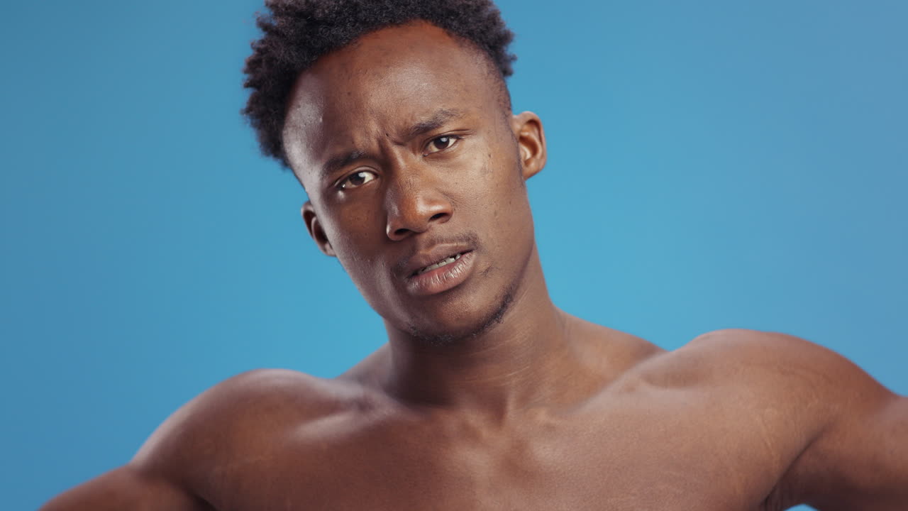 hombre flexionando los músculos