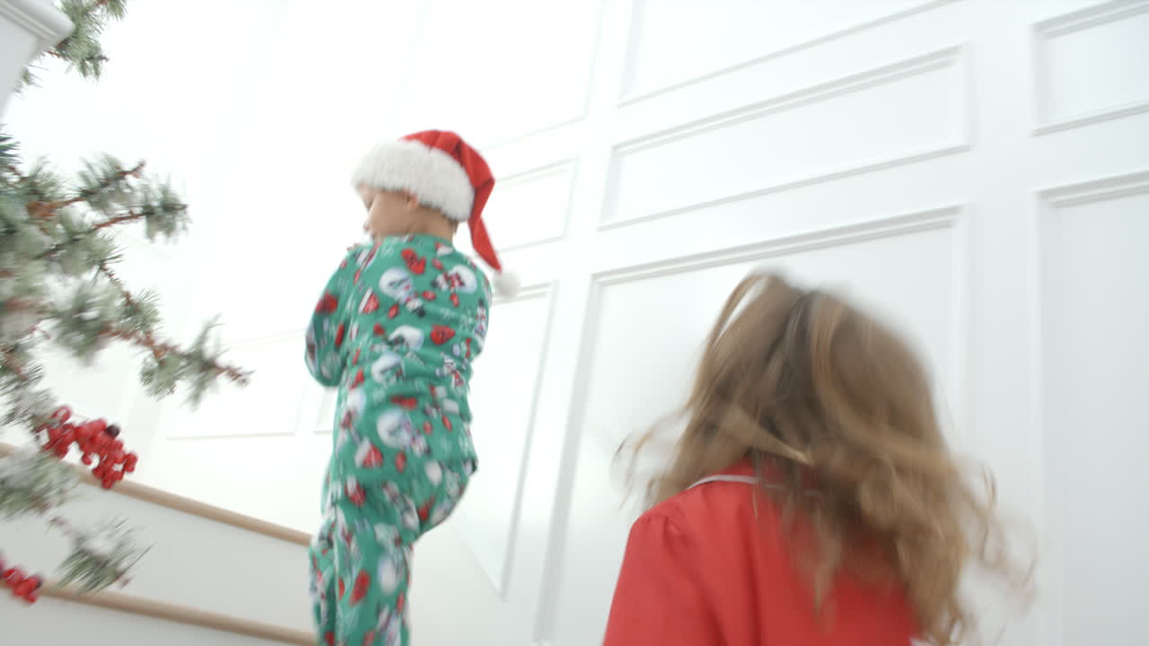 медленный снимок детей на лестнице в канун рождества