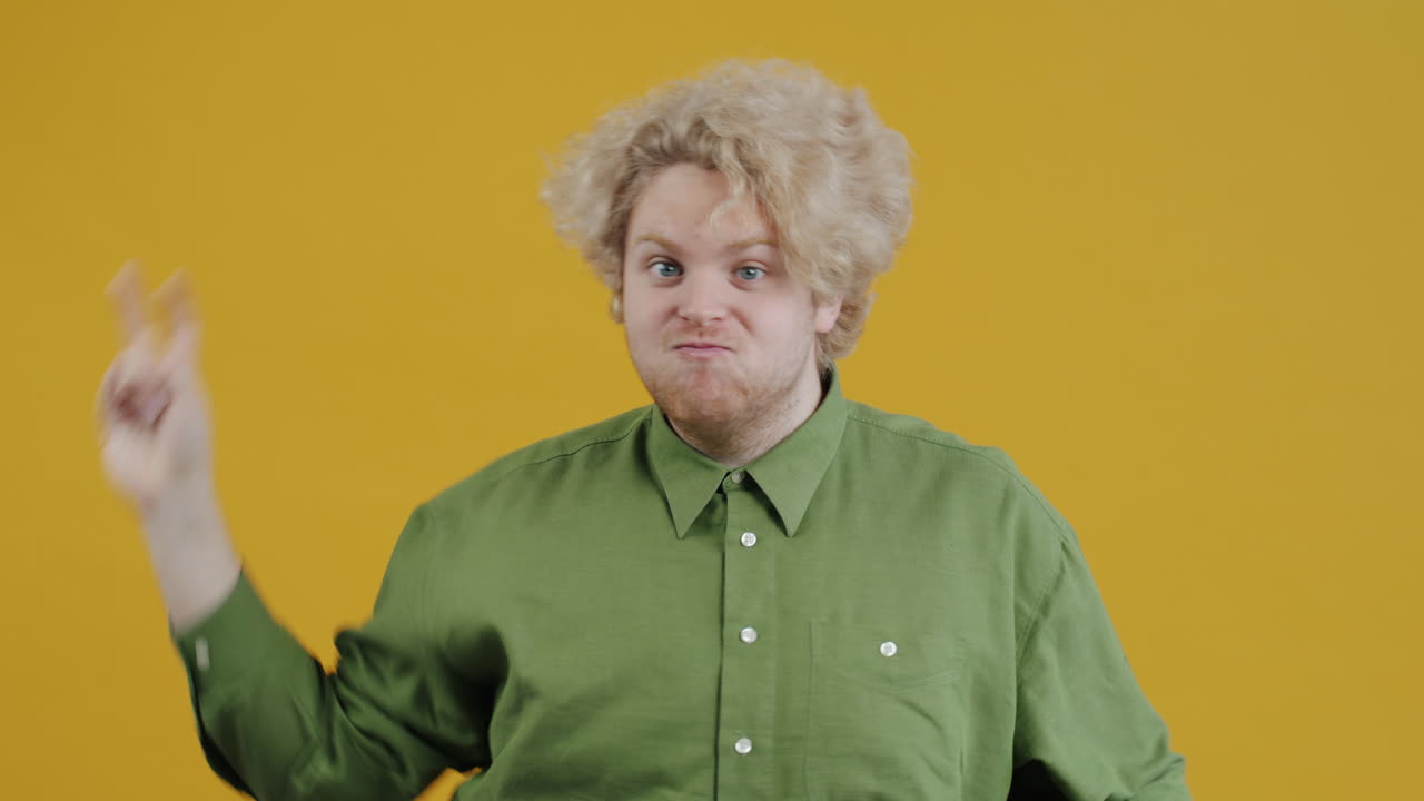 hombre expresando diferentes emociones