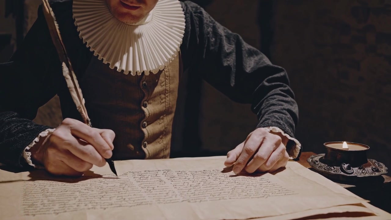 Scriba storico che scrive con penna d'oca e inchiostro a lume di candela