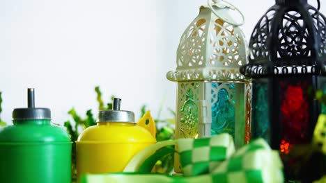 linterna árabe y cinta ketupat sobre un fondo verde