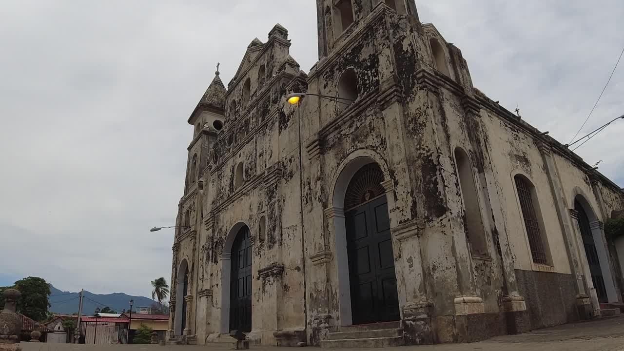 órbita de caminata rápida: vieja fachada de la iglesia de guadalupe en nicaragua