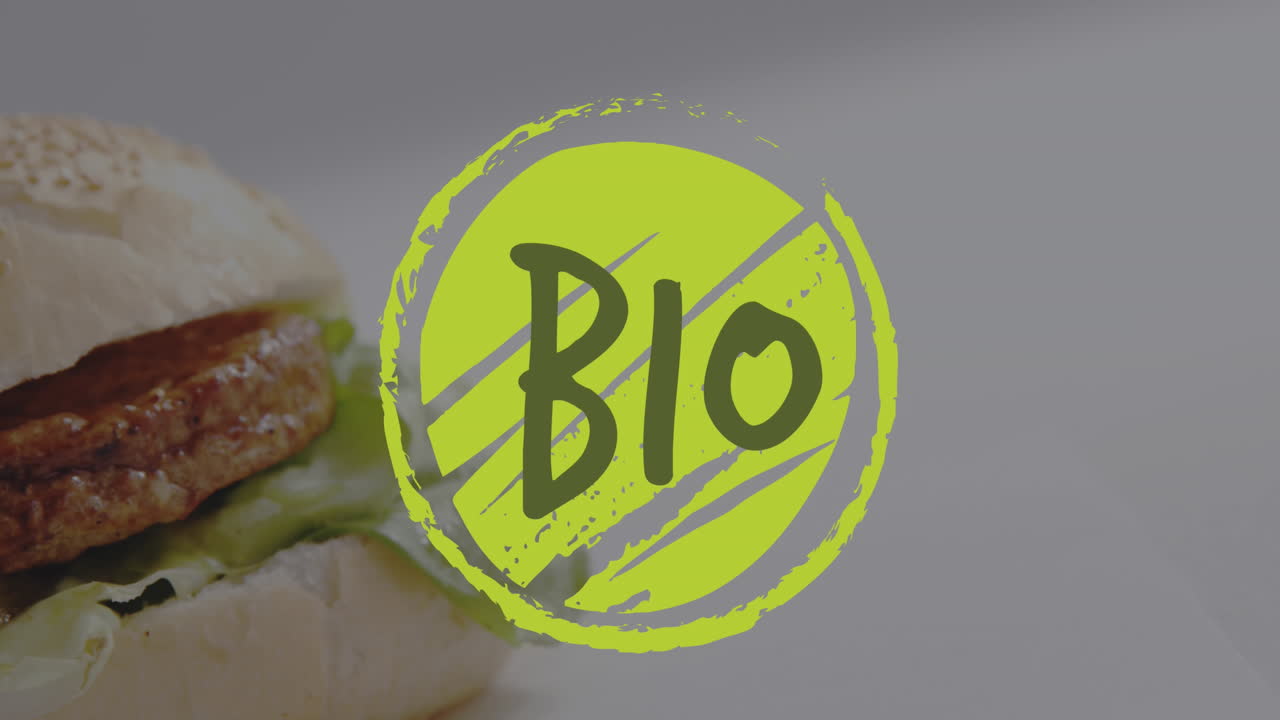 animación del texto bio en el logotipo verde sobre hamburguesa vegetariana y ensalada en pan