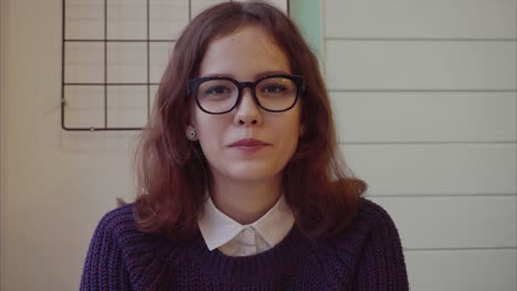 una mujer joven en un café.