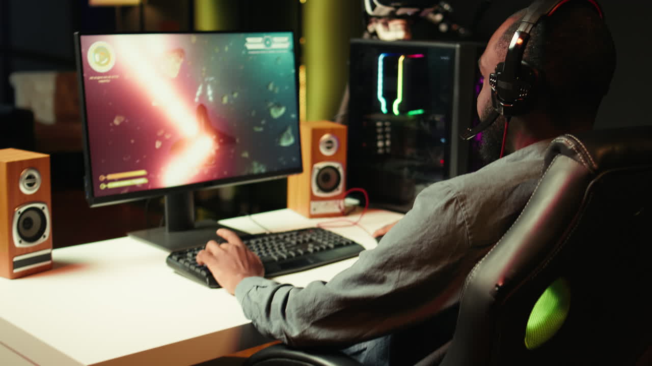 sf 게임을 하는 동안 친구들과 토론하기 위해 헤드폰을 사용하는 게이머, 근접