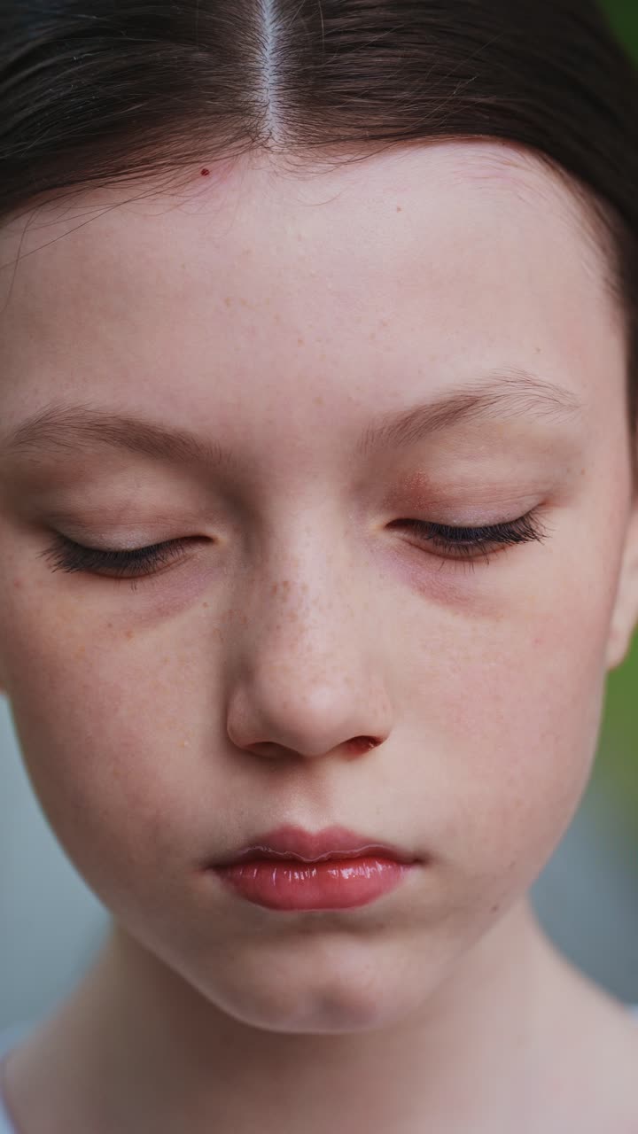 어린 소녀의 클로 우즈 업 초상화