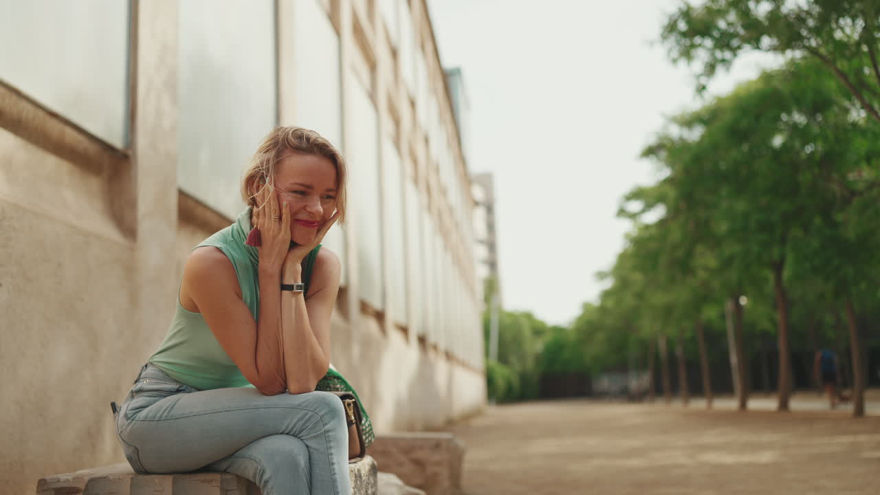 Donna che si siede in un parco