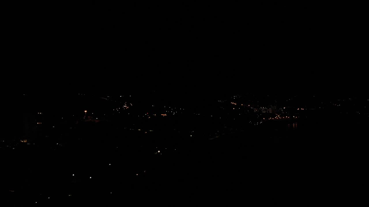 에스테포나 마을의 어두운 밤하늘 전망을 공중 드론으로 촬영