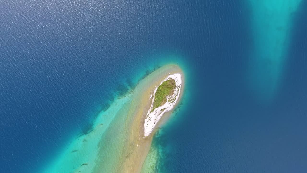 disparo aéreo de dron zoom en la vista superior isla en el lago khuvsgul mongolia
