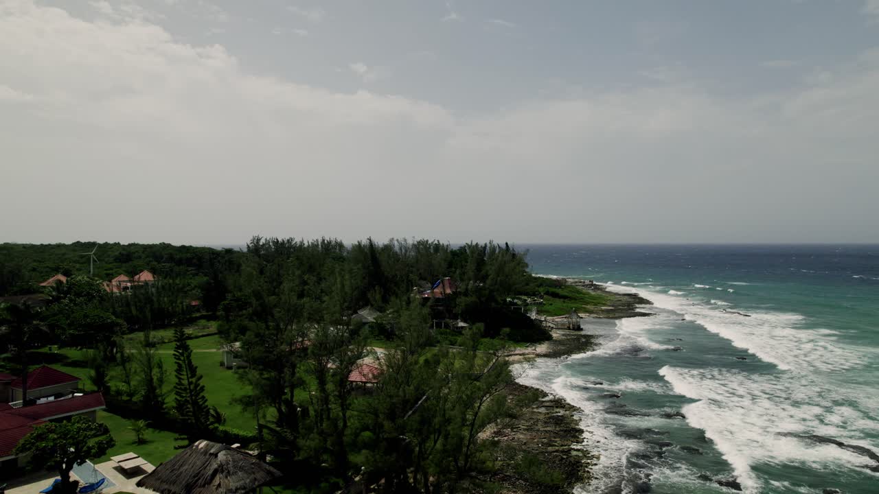 항공기 드론은 파란 하늘을 았고, 피르코이즈 물은 세인트