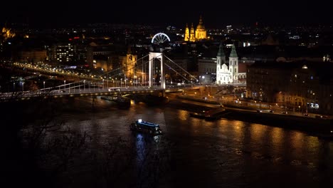 Vida-Nocturna,-Paisaje-Urbano-Con-Un-Puente,-Rueda-De-La-Fortuna-Y-Un-Templo-Al-Fondo-En-Budapest