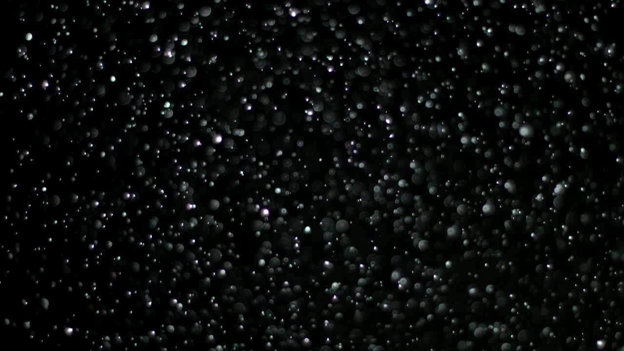 Neve al rallentatore su sfondo nero.