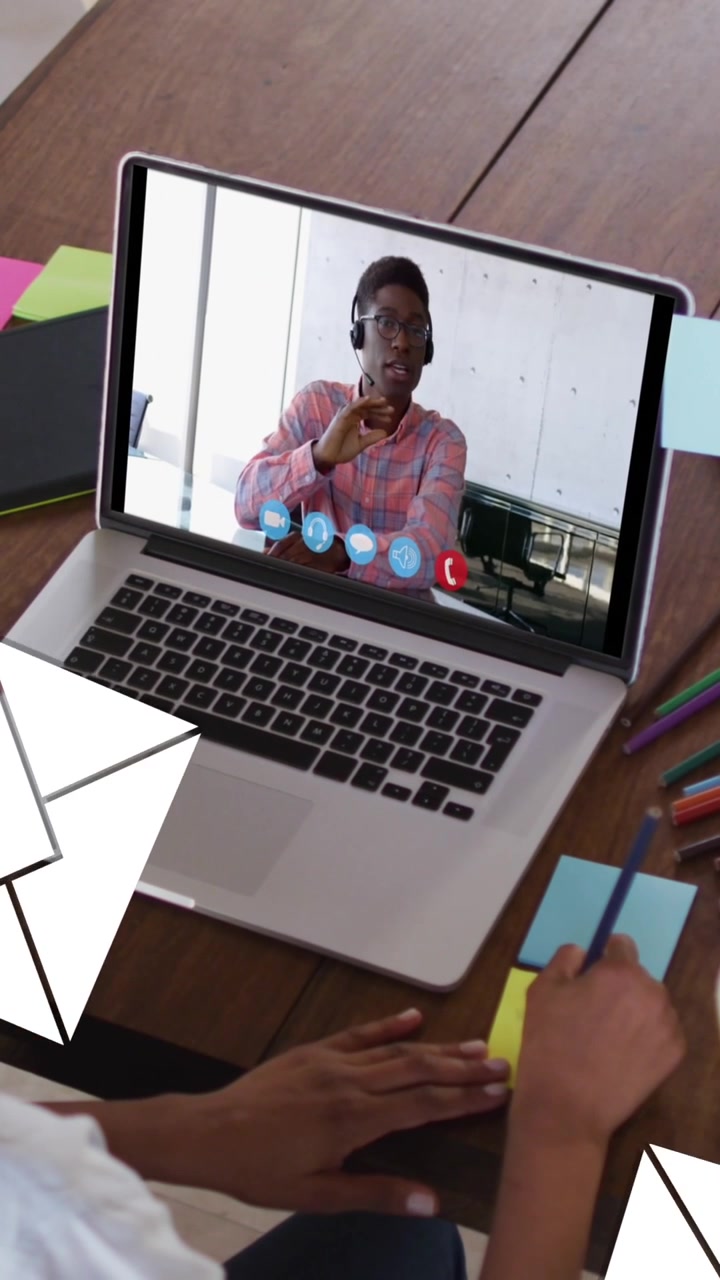 Animación de iconos de correo electrónico sobre mujer caucásica en videollamada con portátil